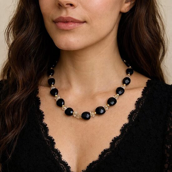 Dabīgo pērļu kaklarota "Tumsas Grācija"